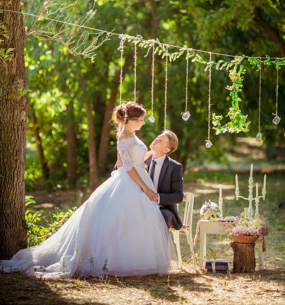 Mutlu gelin ve damat — Stok fotoğraf