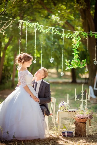 Felice sposa e sposo — Foto Stock