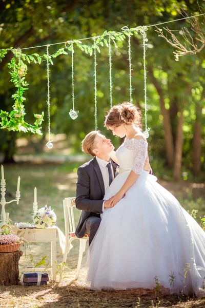 Felice sposa e sposo — Foto Stock