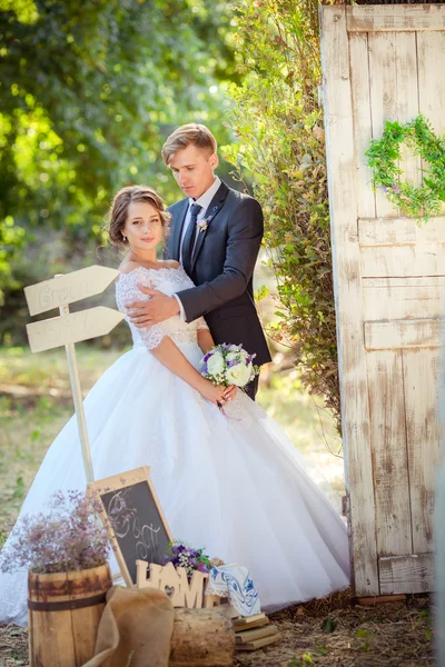 Lyckliga bruden och brudgummen — Stockfoto