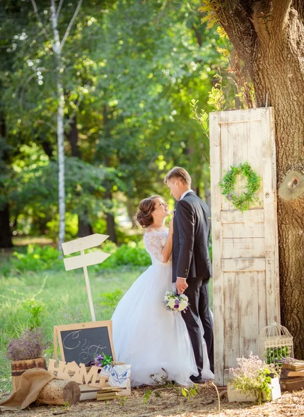 Glückliche Braut und Bräutigam — Stockfoto