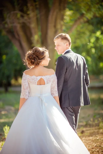 Счастливая невеста и жених — стоковое фото