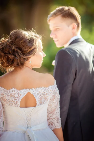 Glückliche Braut und Bräutigam — Stockfoto