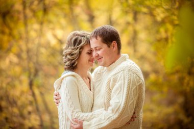 Sonbahar parkında bir çift