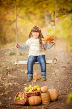 swing ve meyve ile küçük kız