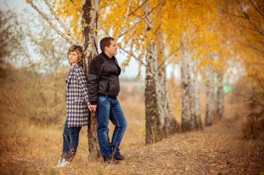 Sonbahar parkında bir çift