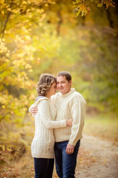 Pareja en el parque de otoño — Foto de Stock