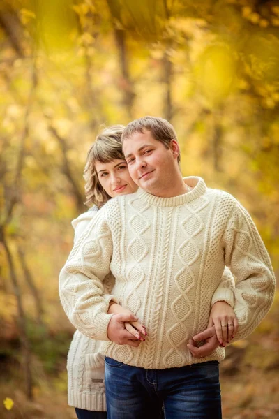 Couple in Autumn Park — Stock Photo, Image