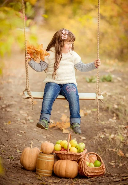 Bambina con altalena e frutta — Foto Stock