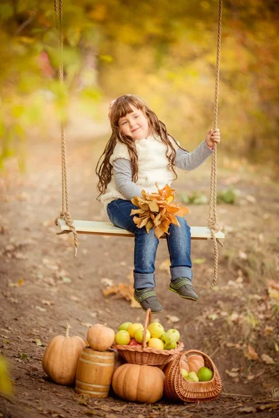 Holčička s swing a ovoce — Stock fotografie