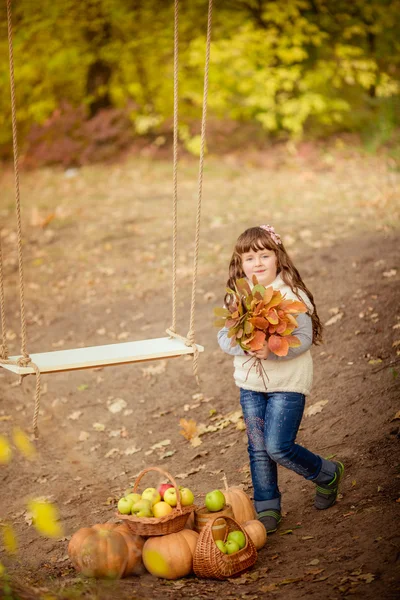 Swing ve meyve ile küçük kız — Stok fotoğraf