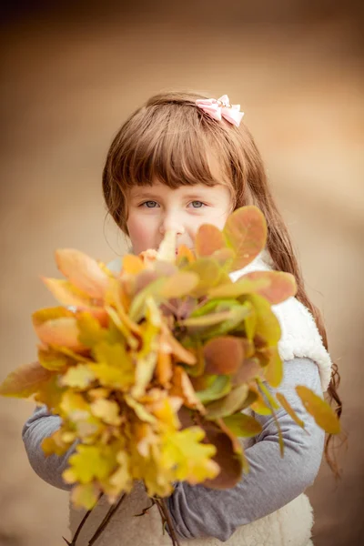 Liten flicka med bladverk — Stockfoto