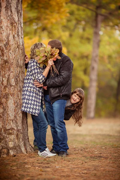 Casal no parque de outono — Fotografia de Stock