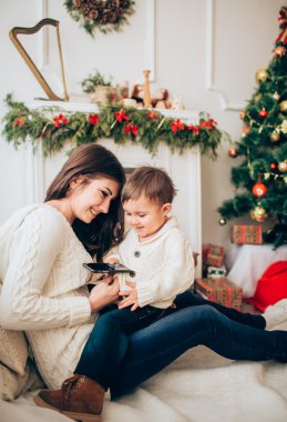 genç bir kadın ve oğlu