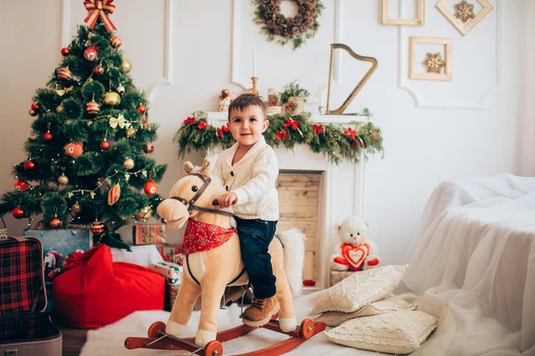 Jongen met schommelpaard — Stockfoto