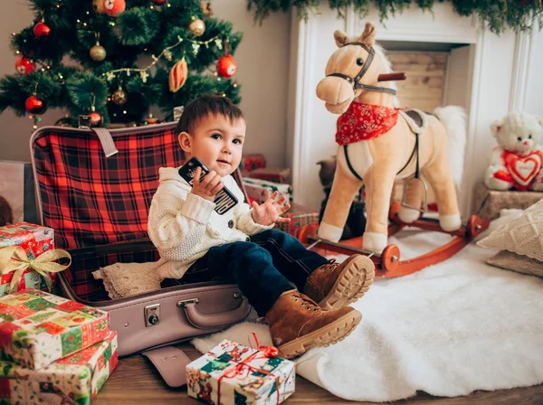 Μικρό αγόρι παραμονή των Χριστουγέννων — Φωτογραφία Αρχείου