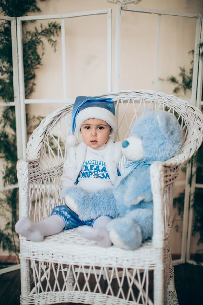 Ragazzo con orso giocattolo — Foto Stock