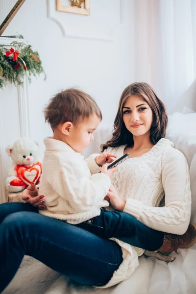 Jovem mulher e filho — Fotografia de Stock