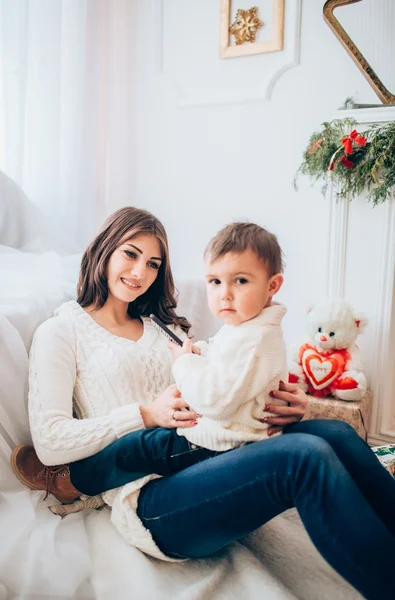 Joven mujer e hijo — Foto de Stock