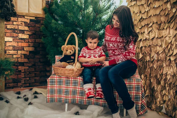 Joven mujer e hijo — Foto de Stock