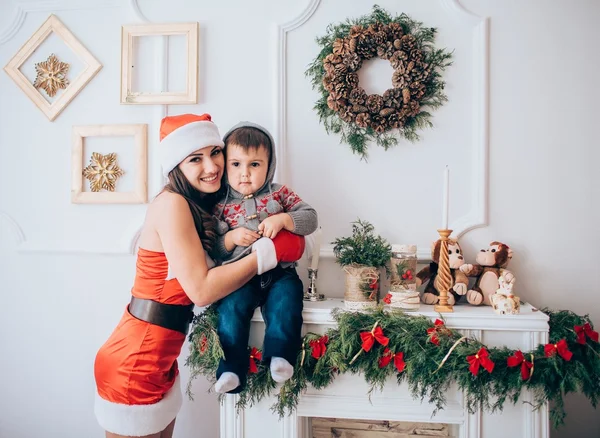 Feminino Santa ajudante com pequeno menino — Fotografia de Stock