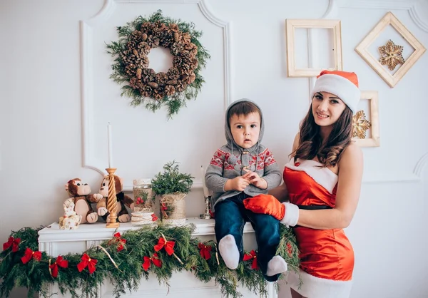 Küçük çocuk ile kadın Noel Baba Yardımcısı — Stok fotoğraf