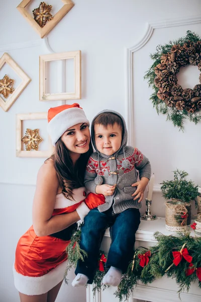 Weihnachtsmann-Helferin mit kleinem Jungen — Stockfoto