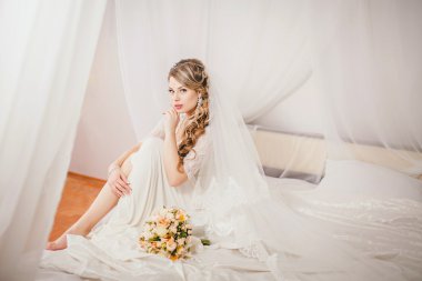 Beyaz elbisesi içinde gelin