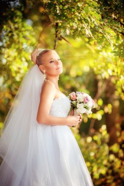 park içinde güzel bir gelin