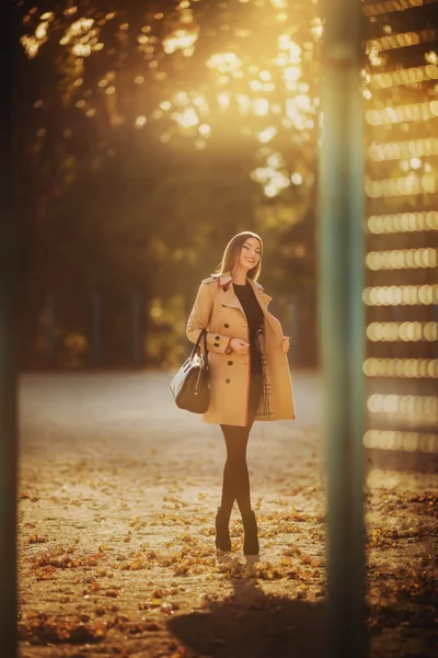 Frau im Herbstpark — Stockfoto