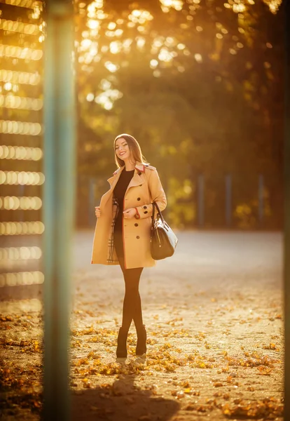 Woman in autumn park — Stock Photo, Image