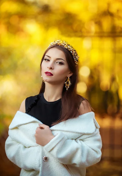 Bela mulher na coroa — Fotografia de Stock