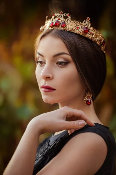 Vacker kvinna i krona — Stockfoto