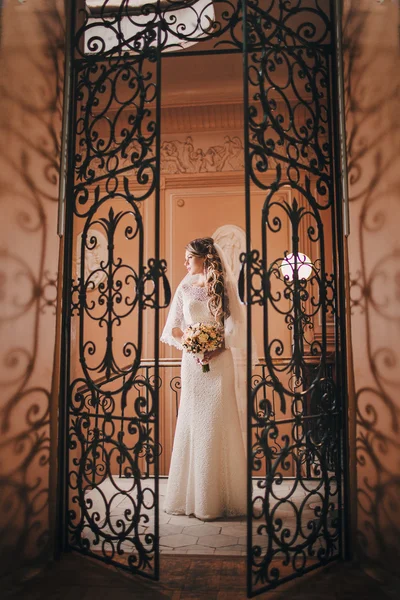 Braut im weißen Kleid — Stockfoto