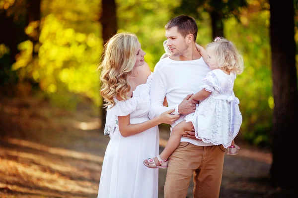 남편과 어린 딸과 함께 여자 — 스톡 사진