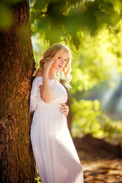 Zwangere vrouw in tuin — Stockfoto