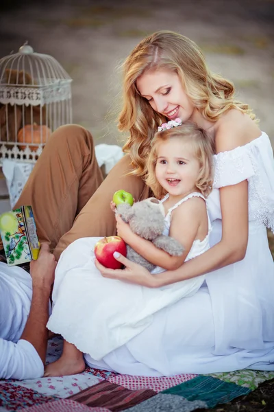 Femme avec fille jouant des jouets — Photo