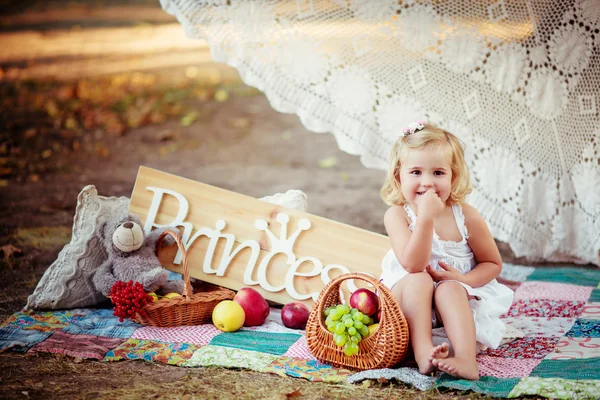 Prenses bebek kız bahçede — Stok fotoğraf