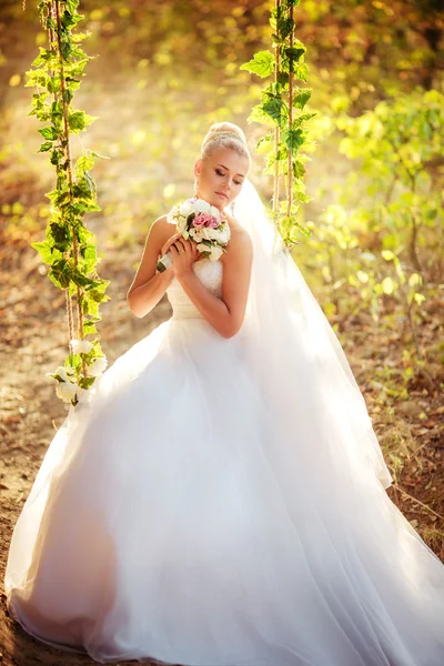 Beautiful bride in park — Stock Photo, Image