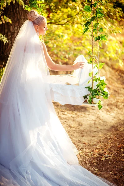 Mooie bruid in park — Stockfoto