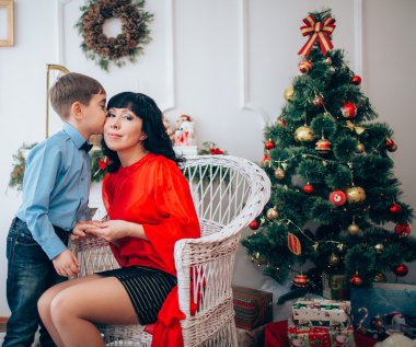 Anne ve oğlu, Noel arifesi