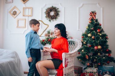 Anne ve oğlu, Noel arifesi