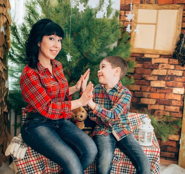 Mãe e filho na véspera de Natal — Fotografia de Stock