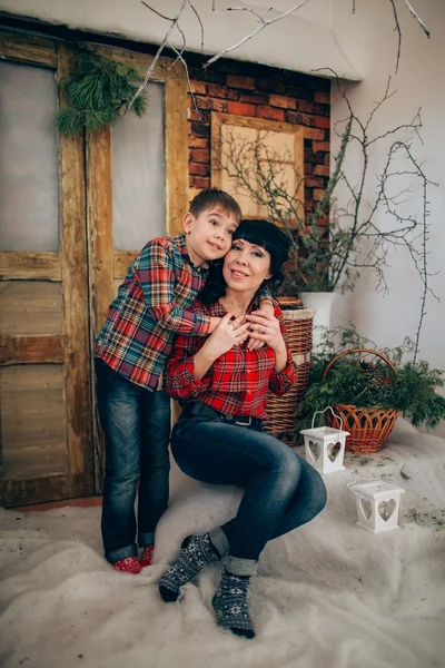 Madre e hijo en la víspera de Navidad —  Fotos de Stock