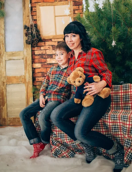 Mãe e filho na véspera de Natal — Fotografia de Stock