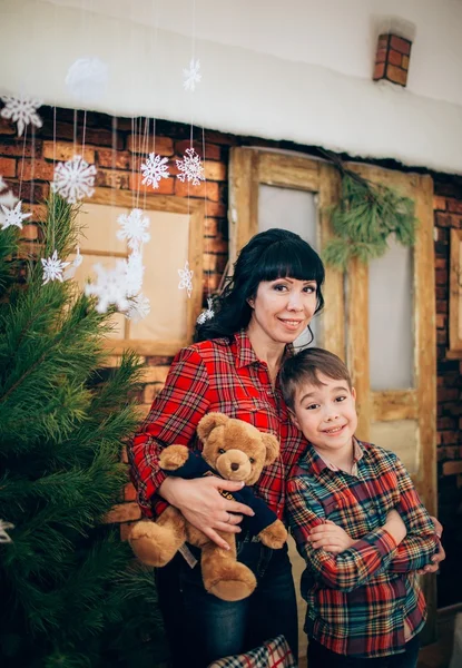 Mãe e filho na véspera de Natal — Fotografia de Stock