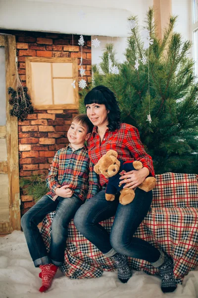 母と息子、クリスマス・イブ — ストック写真