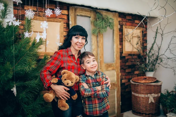 Madre e hijo en la víspera de Navidad —  Fotos de Stock