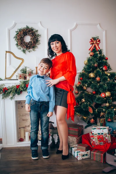 어머니와 아들에 게 크리스마스 이브 — 스톡 사진
