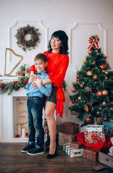 Мати і син напередодні Різдва — стокове фото